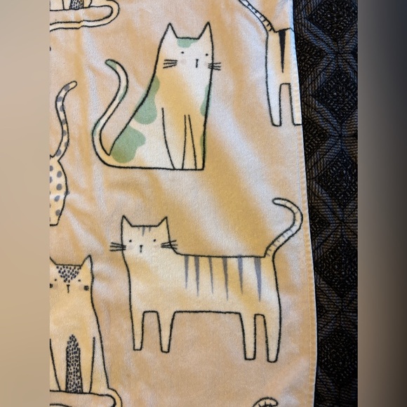 Cat Patterned Towel - Picture 3 of 4